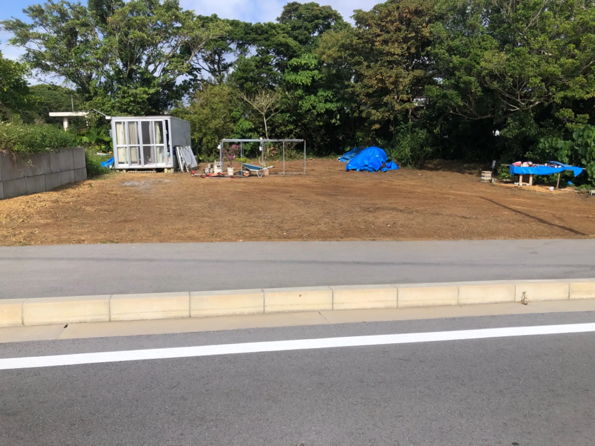 アフター！　凸凹だった荒れ地も重機で仮整地し、車両の乗り入れも可能にしました。