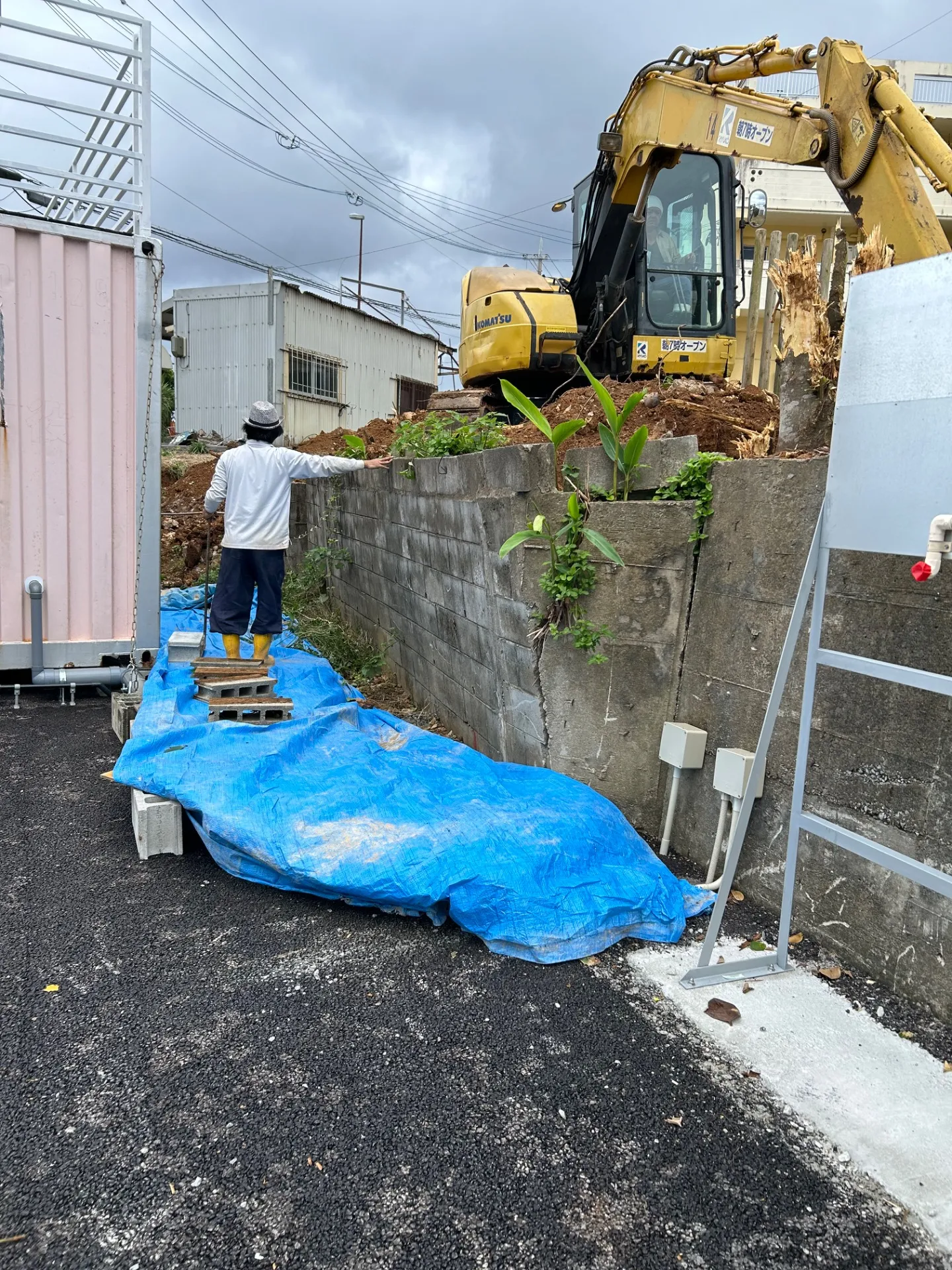 万が一に備え隣地床面をブロックやコンパネにて養生しておきます。