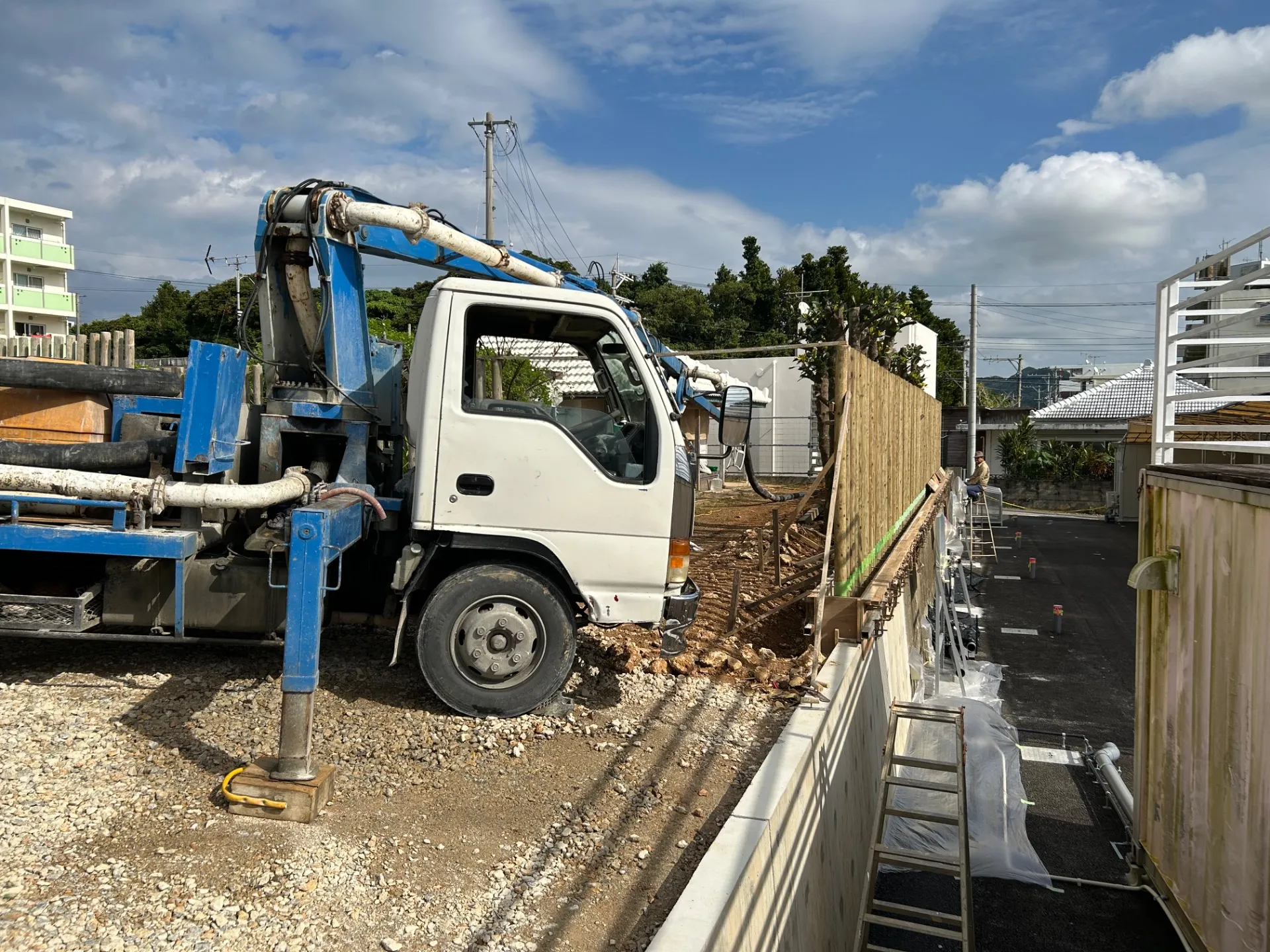 圧送車も配置完了！生コンですので時間との闘いです。