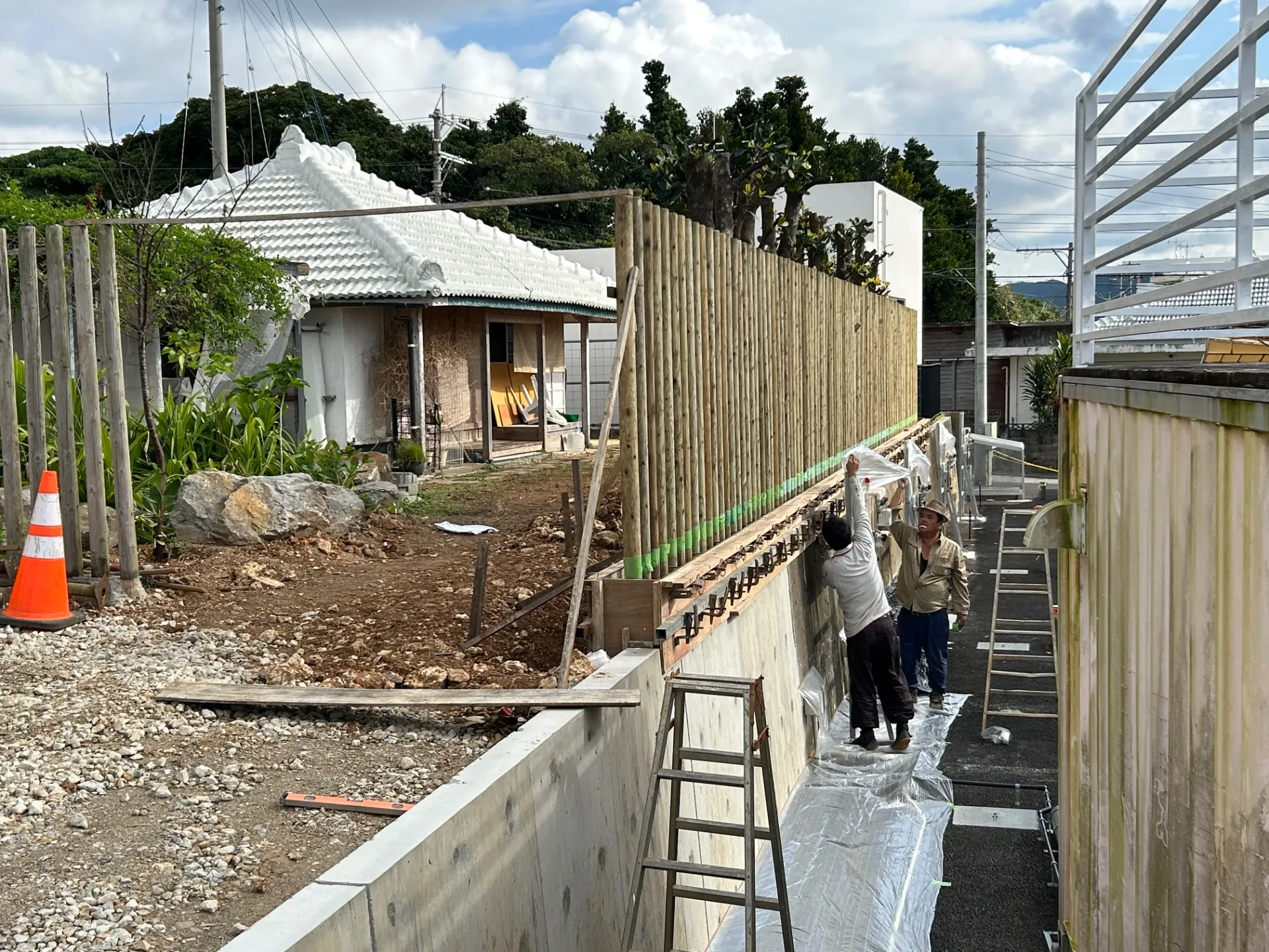 隣地既存物へ打設前養生させていただきます。