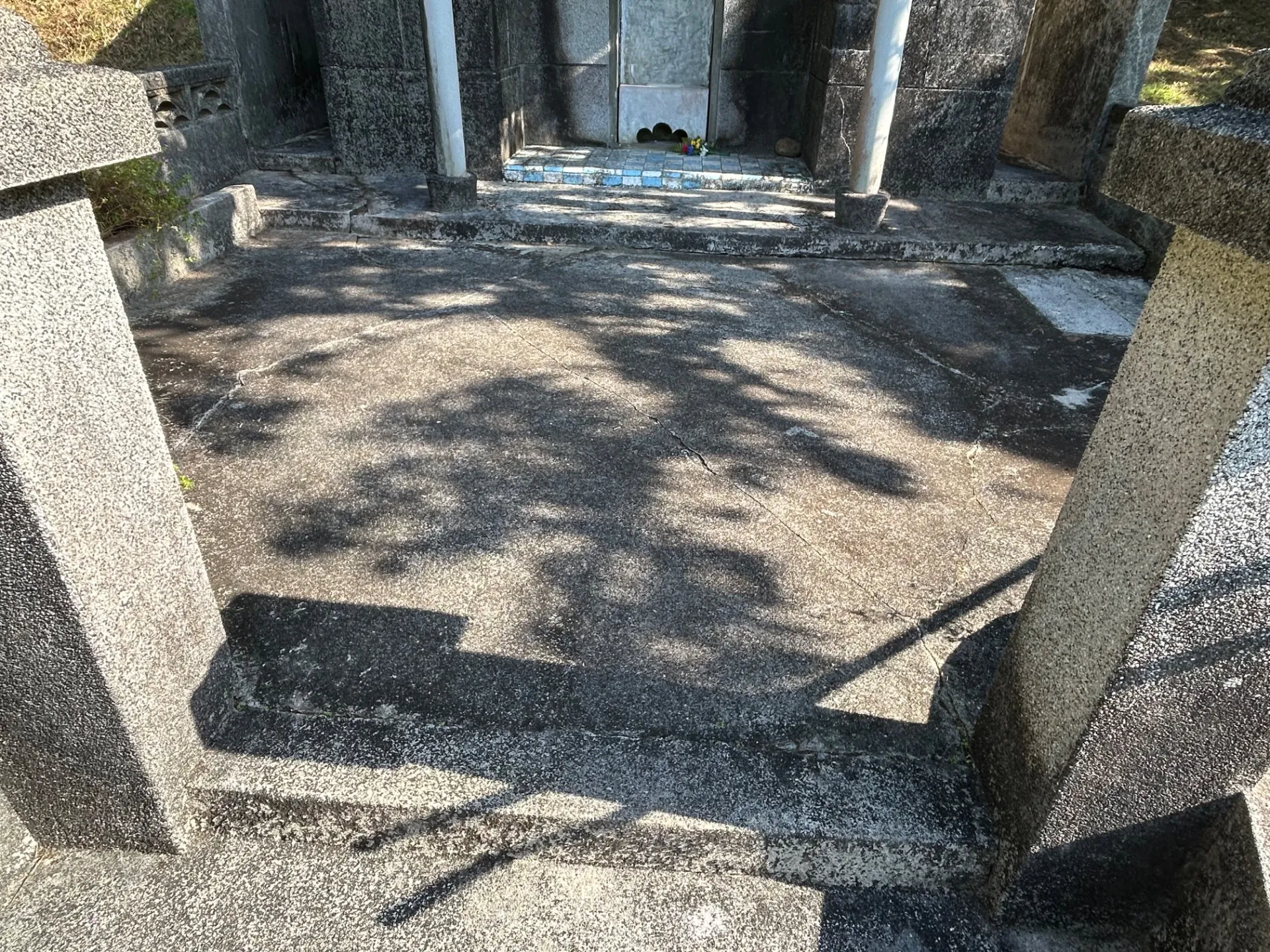 ビフォー：お墓正面は特に参拝客が集結ヶ所でもございます。草木の除去・コケ取りも行います