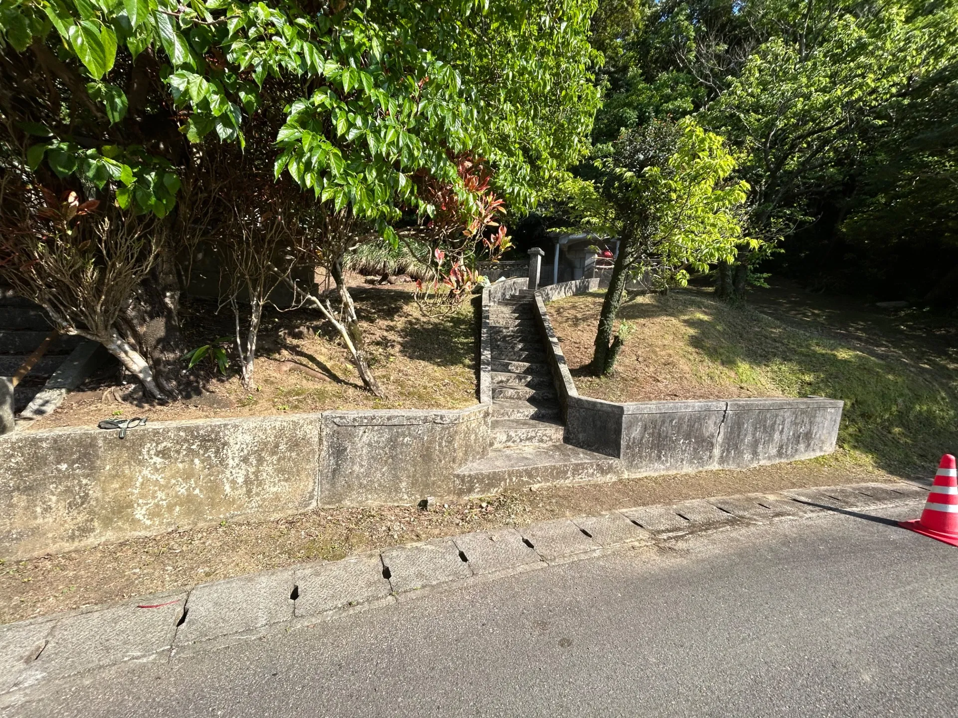 安全に参拝出来るよう道路入り口周りや階段・土手周辺も草刈り清掃後は庭園並みの美しさで気持ち良くお参りができます